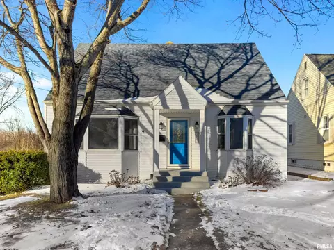 203 Court Dr, Washington, IL 61571