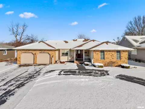 2110 Highwood Ave, Pekin, IL 61554