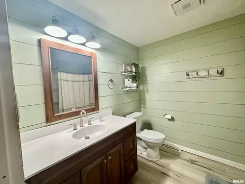 Bath - 9514 S Mapleton Rd, Mapleton, IL 61547 photo 1 of 7
