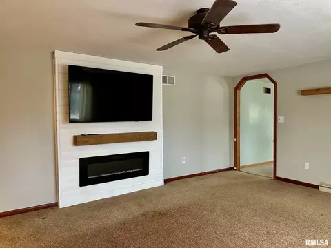 Living - 9514 S Mapleton Rd, Mapleton, IL 61547 photo 1 of 8