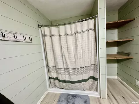Bath - 9514 S Mapleton Rd, Mapleton, IL 61547 photo 3 of 7