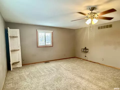 Living - 9514 S Mapleton Rd, Mapleton, IL 61547 photo 7 of 8