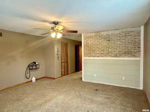 Living - 9514 S Mapleton Rd, Mapleton, IL 61547 photo 6 of 8