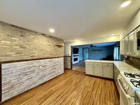 Kitchen - 9514 S Mapleton Rd, Mapleton, IL 61547 photo 3 of 7