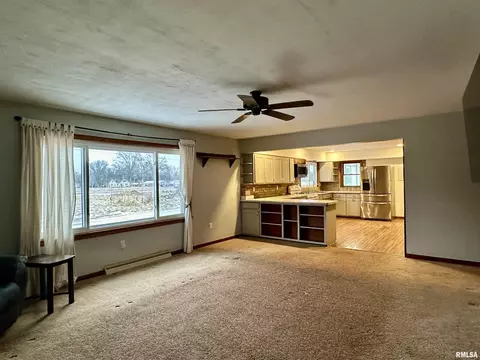 Living - 9514 S Mapleton Rd, Mapleton, IL 61547 photo 3 of 8