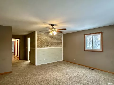 Living - 9514 S Mapleton Rd, Mapleton, IL 61547 photo 5 of 8