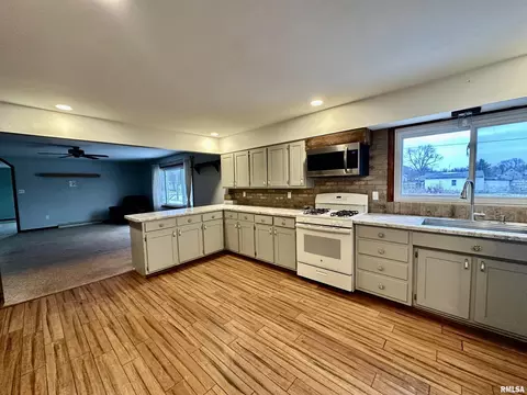 Kitchen - 9514 S Mapleton Rd, Mapleton, IL 61547 photo 6 of 7