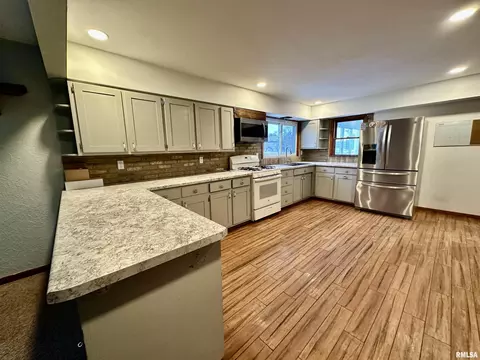 Kitchen - 9514 S Mapleton Rd, Mapleton, IL 61547 photo 7 of 7