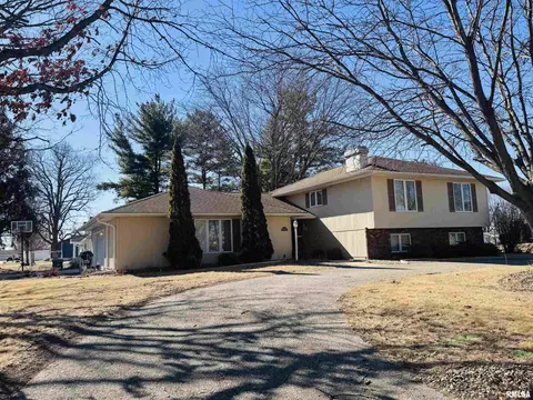 201 Evergreen Dr, Macomb, IL 61455