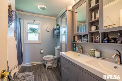 Bath - 116 Circle Dr, Herrin, IL 62948 photo 1 of 1