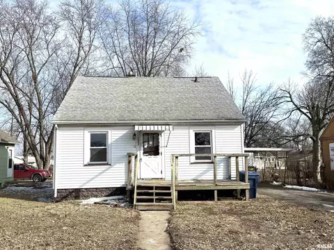 1802 Quaker St, Pekin, IL 61554