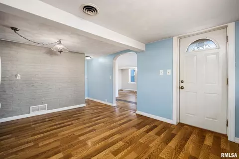 Entry Way - 1908 Commonwealth Ave, Pekin, IL 61554 photo 2 of 2