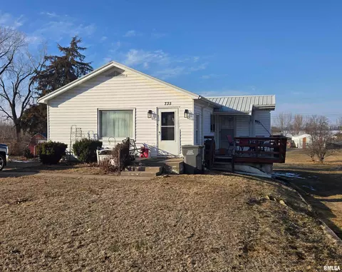 735 W 3rd St, Dallas City, IL 62330