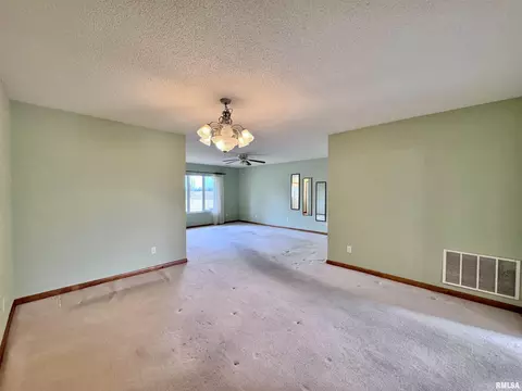 2005 S Madison St, Macomb, IL 61455 photo 8