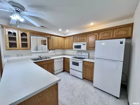2005 S Madison St, Macomb, IL 61455 photo 9