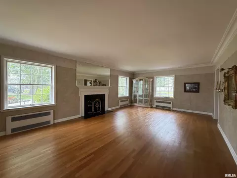 Living - 215 3rd St, Carmi, IL 62821 photo 2 of 4