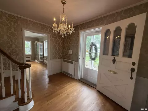 Entry Way - 215 3rd St, Carmi, IL 62821 photo 2 of 4