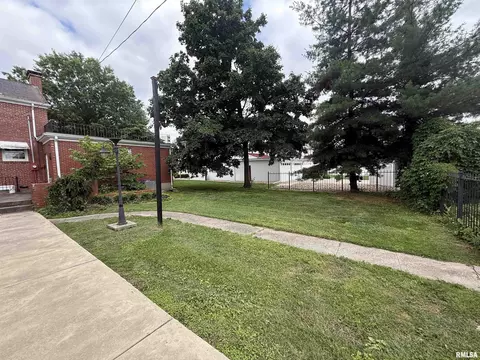 Exterior - 215 3rd St, Carmi, IL 62821 photo 5 of 6