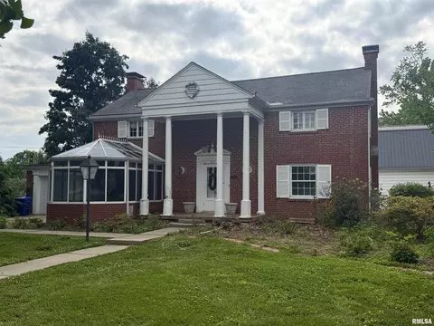 Exterior - 215 3rd St, Carmi, IL 62821 photo 2 of 6