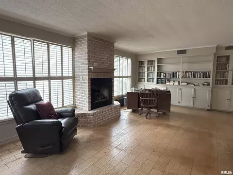 Living - 215 3rd St, Carmi, IL 62821 photo 4 of 4