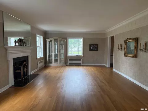 Living - 215 3rd St, Carmi, IL 62821 photo 1 of 4