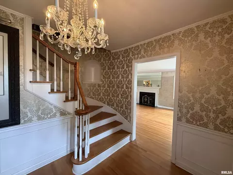 Entry Way - 215 3rd St, Carmi, IL 62821 photo 1 of 4