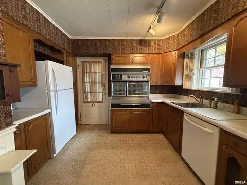 Kitchen - 215 3rd St, Carmi, IL 62821 photo 3 of 4