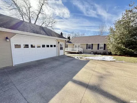 209 S Henry St, Eureka, IL 61530 photo 2