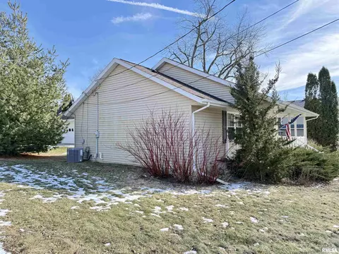 209 S Henry St, Eureka, IL 61530 photo 4