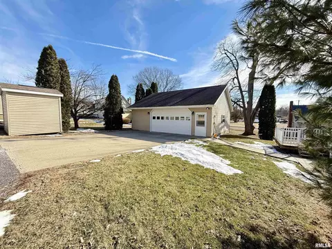 209 S Henry St, Eureka, IL 61530 photo 3