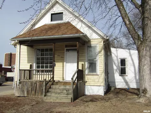 143 E Spruce St, Canton, IL 61520
