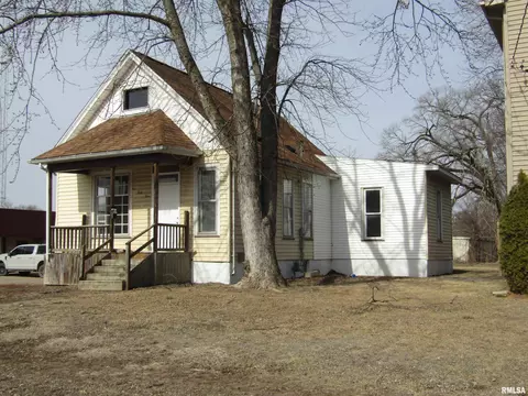 143 E Spruce St, Canton, IL 61520 photo 2