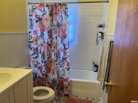 Bath - 802 Bobby Ave, Macomb, IL 61455 photo 3 of 5