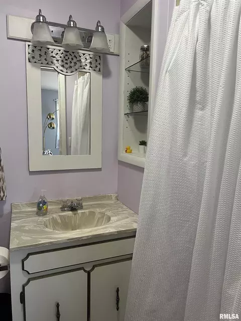 Bath - 802 Bobby Ave, Macomb, IL 61455 photo 2 of 5