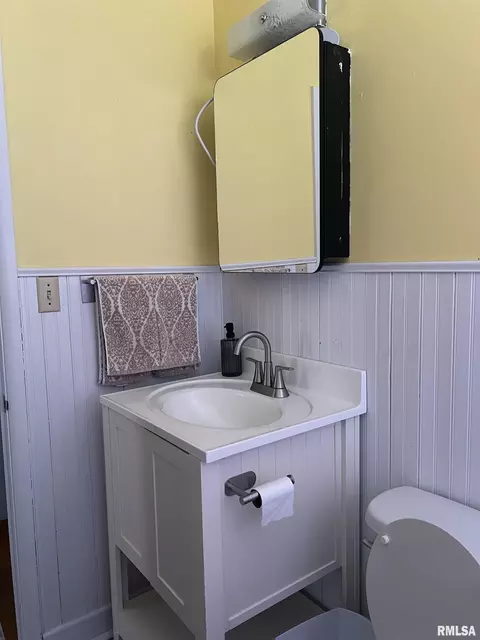 Bath - 802 Bobby Ave, Macomb, IL 61455 photo 5 of 5