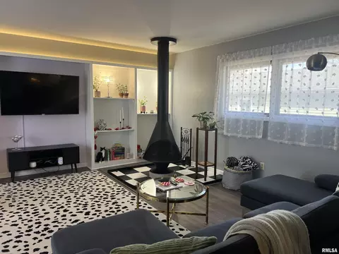 Living - 802 Bobby Ave, Macomb, IL 61455 photo 2 of 3