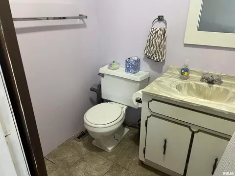 Bath - 802 Bobby Ave, Macomb, IL 61455 photo 1 of 5