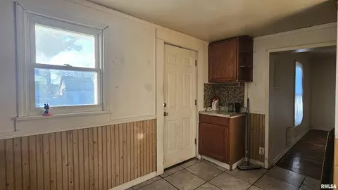 Entry Way - 1013 S 13th St, Herrin, IL 62948 photo 2 of 2