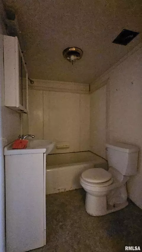 Bath - 1013 S 13th St, Herrin, IL 62948 photo 1 of 1