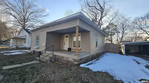 Exterior - 1013 S 13th St, Herrin, IL 62948 photo 4 of 6
