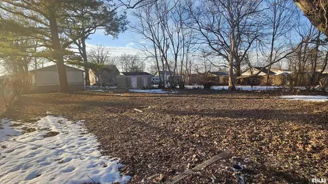Exterior - 1013 S 13th St, Herrin, IL 62948 photo 5 of 6