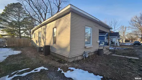 Exterior - 1013 S 13th St, Herrin, IL 62948 photo 3 of 6
