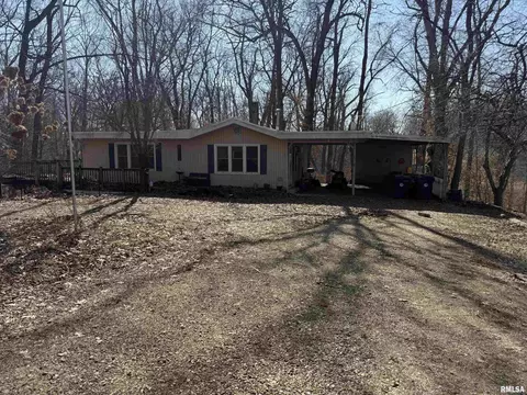 100 Thrush Ave, Pekin, IL 61554