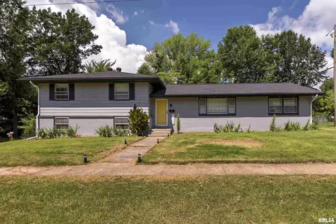 804 S Valley Rd, Carbondale, IL 62901