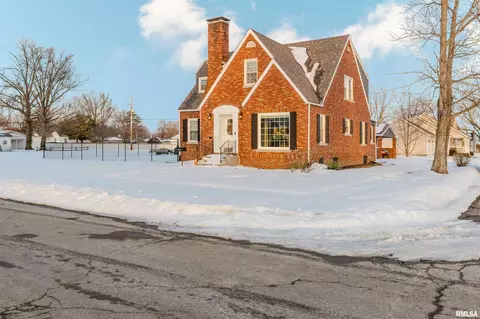 100 N 11th St, Herrin, IL 62948