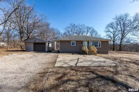 4320 NW Scenic Dr, Peoria, IL 61615