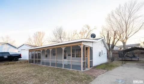 1503 Augusta St, Pekin, IL 61554