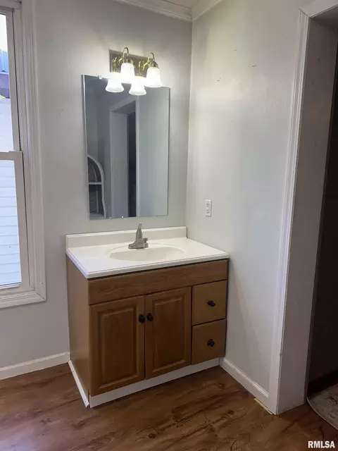 Bath - 408 N Main St, Anna, IL 62906 photo 2 of 3