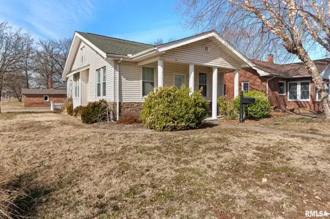221 S 10th St, Herrin, IL 62948