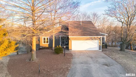 2216 Cordova Ct, Pekin, IL 61554